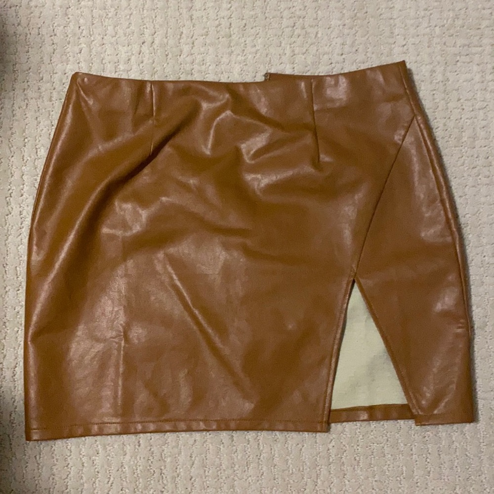 LULUs L leather skirt - Never worn - Picture 2 of 4